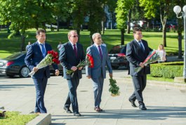 Игорь Додон возложил цветы к памятнику Штефану Великому