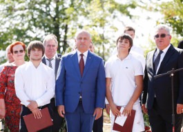 Глава государства принял участие в открытии Мемориала героев в село Рэскэець