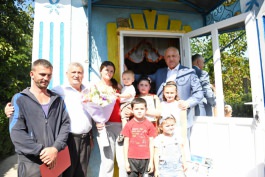 Igor Dodon a vizitat două familii cu mulți copii și un cuplu longeviv din raionul Florești