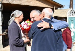 Игорь Додон навестил многодетную семью и три пары супругов-долгожителей Хынчештского района