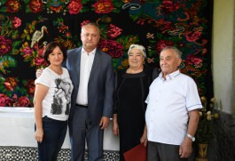 Игорь Додон навестил многодетную семью и три пары супругов-долгожителей Хынчештского района
