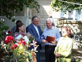Глава государства навестил супружескую пару долгожителей и многодетную семью в Чимишлийском районе