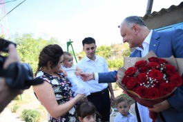 Глава государства навестил супружескую пару долгожителей и многодетную семью в Чимишлийском районе