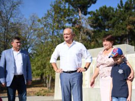 Igor Dodon a verificat procesul de restaurare a monumentului eroilor din satul Troițcoe