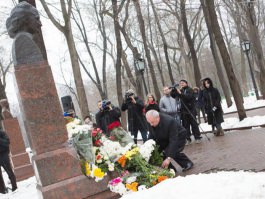 President lays flowers at bust of well-known Moldovan poet