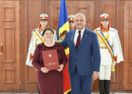 Igor Dodon a înmînat Diploma de Onoare a Președintelui mai multor cadre didactice