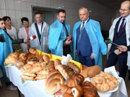 Igor Dodon s-a familiarizat cu activitatea fabricii de pîine „Baiur-Agro” din Bălți
