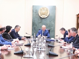 Глава государства провел встречу с Премьер-министром и новыми министрами