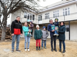 Președintele Republicii Moldova a înmînat cheile de la o casă familiei Mancaș din satul Drăgușenii Noi