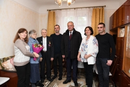 Игорь Додон навестил пару супругов-долгожителей и две многодетные семьи из Кагула