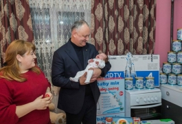 Игорь Додон посетил семью, в которой родилась четверня