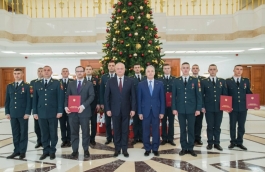Игорь Додон вручил высокие государственные награды и Почетные дипломы группе военнослужащих