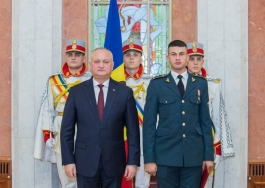 Игорь Додон вручил высокие государственные награды и Почетные дипломы группе военнослужащих