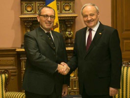 Moldovan president awards Order of Honour to European Commission official