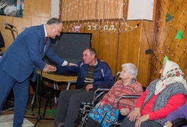 Игорь Додон посетил столичный Центр размещения пожилых людей и лиц с ограниченными возможностями