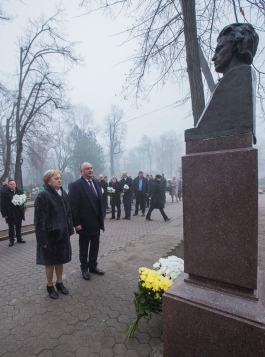 Președintele Igor Dodon a depus flori la bustul marelui poet Mihai Eminescu