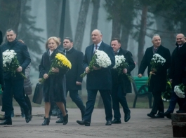 Президент Игорь Додон возложил цветы к бюсту великого поэта Михая Эминеску