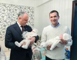Igor Dodon a vizitat două familii cu mulți copii