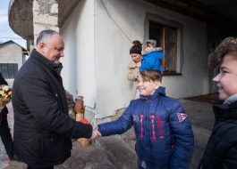 Igor Dodon a vizitat două familii cu mulți copii
