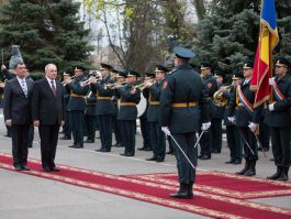 President Nicolae Timofti introduces new defence minister to staff