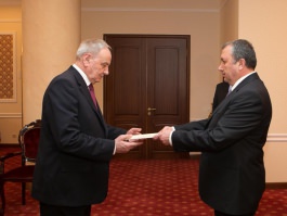 Moldovan president receives accreditation letters of five envoys