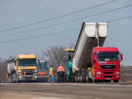 Igor Dodon a inspectat lucrările de reconstrucție a drumului național M2