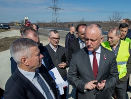 Igor Dodon a inspectat lucrările de reconstrucție a drumului național M2