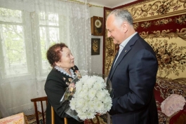 Igor Dodon a înmînat „Ordinul Republicii” la doi veterani din Bălți