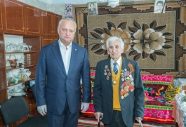 Igor Dodon a înmînat „Ordinul Republicii” la doi veterani din Bălți