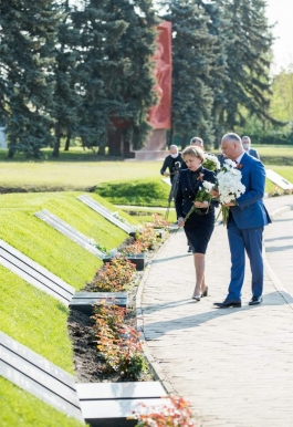 Conducerea de vîrf a țării a depus flori la Memorialul „Eternitate”