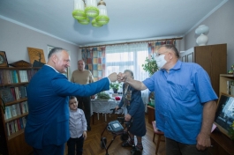 Igor Dodon a decorat doi veterani cu Ordinul Republicii