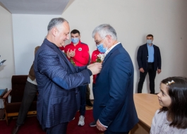 Igor Dodon a înmînat Ordinul Republicii unui antrenor emerit la box și unui veteran al Marelui Război pentru Apărarea Patriei