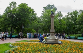 Глава государства возложил цветы к памятнику Пушкина