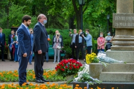 Șeful statului a depus flori la monumentul lui Alexandr Pușkin
