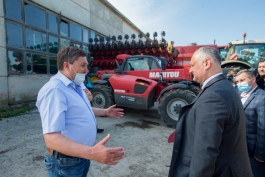 Глава государства посетил несколько аграрных предприятий Дондюшанского района