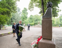 Șeful statului a depus flori la bustul marelui poet Mihai Eminescu