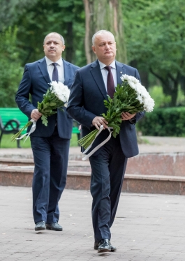 Șeful statului a depus flori la bustul marelui poet Mihai Eminescu