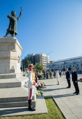 Высшее руководство страны возложило цветы к памятнику Стефану Великому