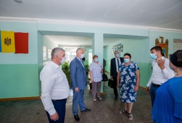 Igor Dodon a vizitat gimnaziul din satul Ustia și doi agenți economici