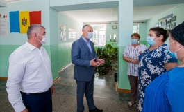 Igor Dodon a vizitat gimnaziul din satul Ustia și doi agenți economici