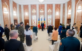 Президент страны вручил высокие государственные награды группе военных 