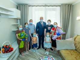 Президент Республики Молдова вручил ключи от квартиры кишиневской семье Чорненко