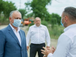 Igor Dodon a inspectat desfășurarea lucrărilor de reabilitare pe porțiunea șoselei regionale L442 Strășeni – Voinova