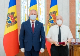 Igor Dodon a înmânat înalte distincții de stat unui grup de cetățeni ai Republicii Moldova