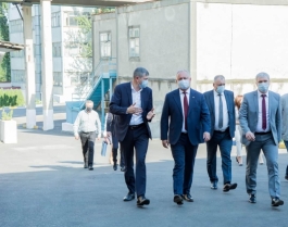Глава государства посетил Кишиневскую Стекольную фабрику