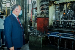 Глава государства посетил Кишиневскую Стекольную фабрику