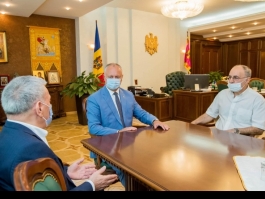 Игорь Додон провел встречу с представителями Конгресса азербайджанцев и Армянской общины Молдовы