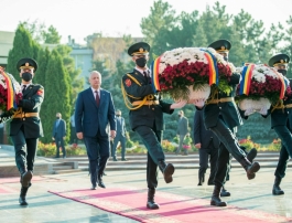 Высшее руководство страны возложило цветы к Вечному огню на Мемориальном комплексе «Вечность»