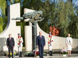 Высшее руководство страны возложило цветы к памятнику «Скорбящая мать» на мемориальном комплексе «Вечность»