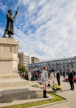 Președintele Republicii Moldova a depus flori la Monumentul lui Ștefan cel Mare și Sfînt cu prilejul Zilei Independenței 